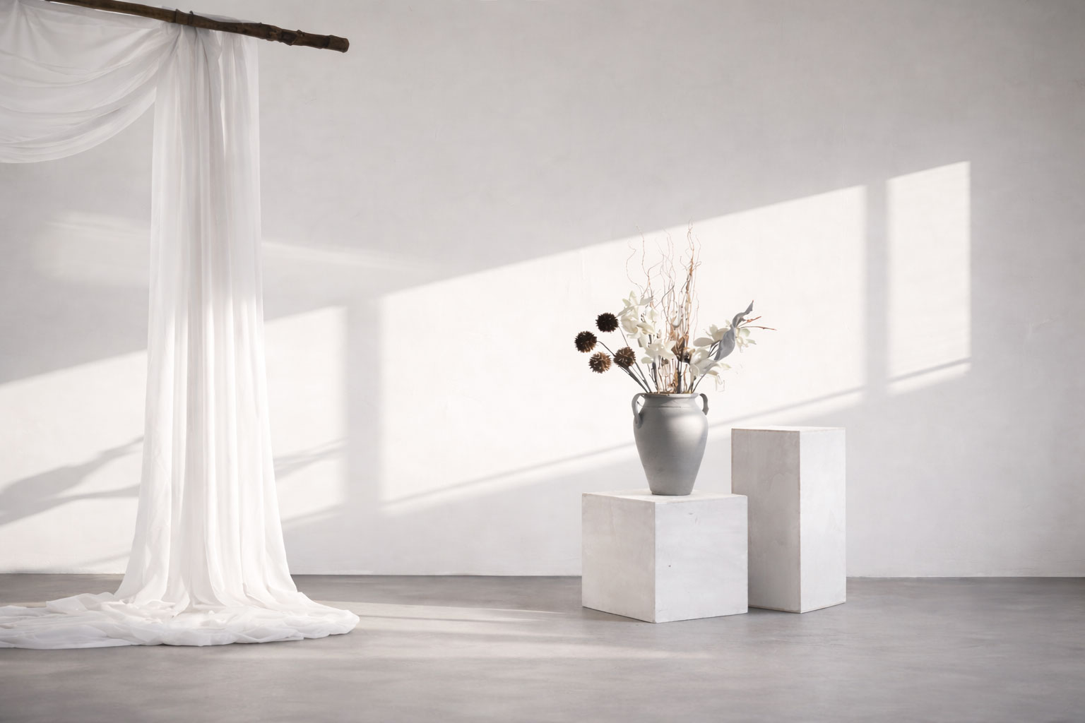 Mietstudio Nürnberg licht und schatten mit vase und wand