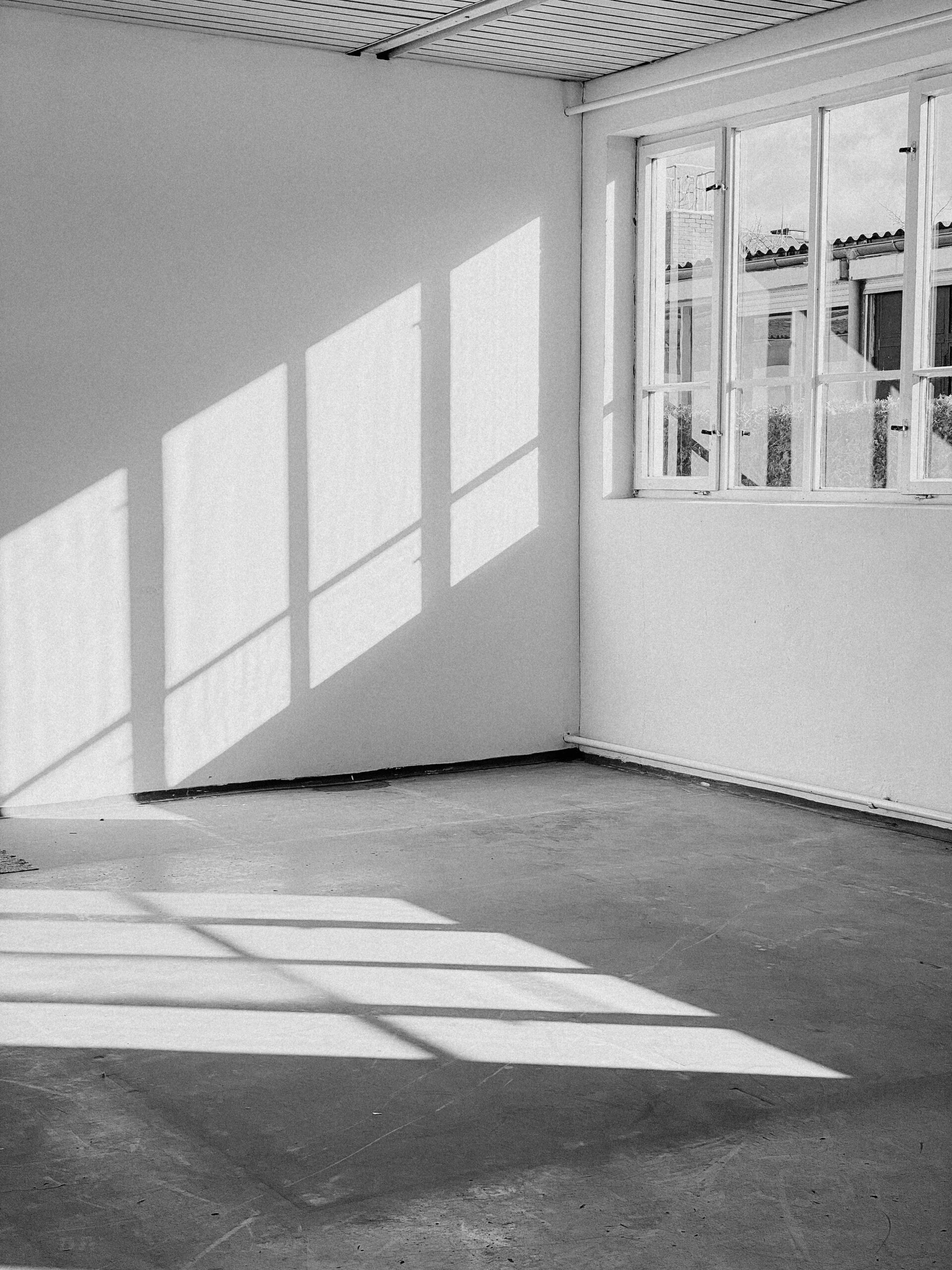 Licht und schatten von Großen Fenstern im Tageslicht studio